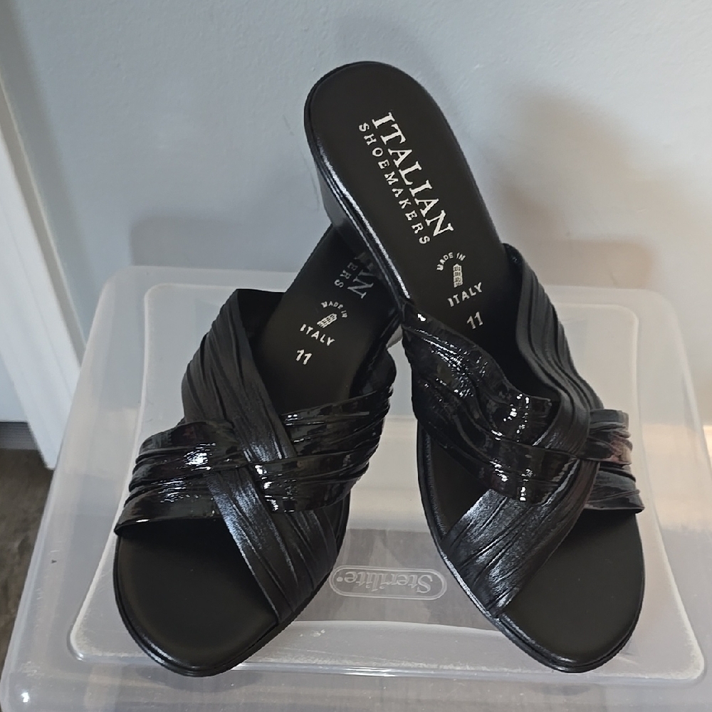 LOWERED PRICE.  Italian Shoemakers Women's Black Slip On Shoes Sz 10 NEW